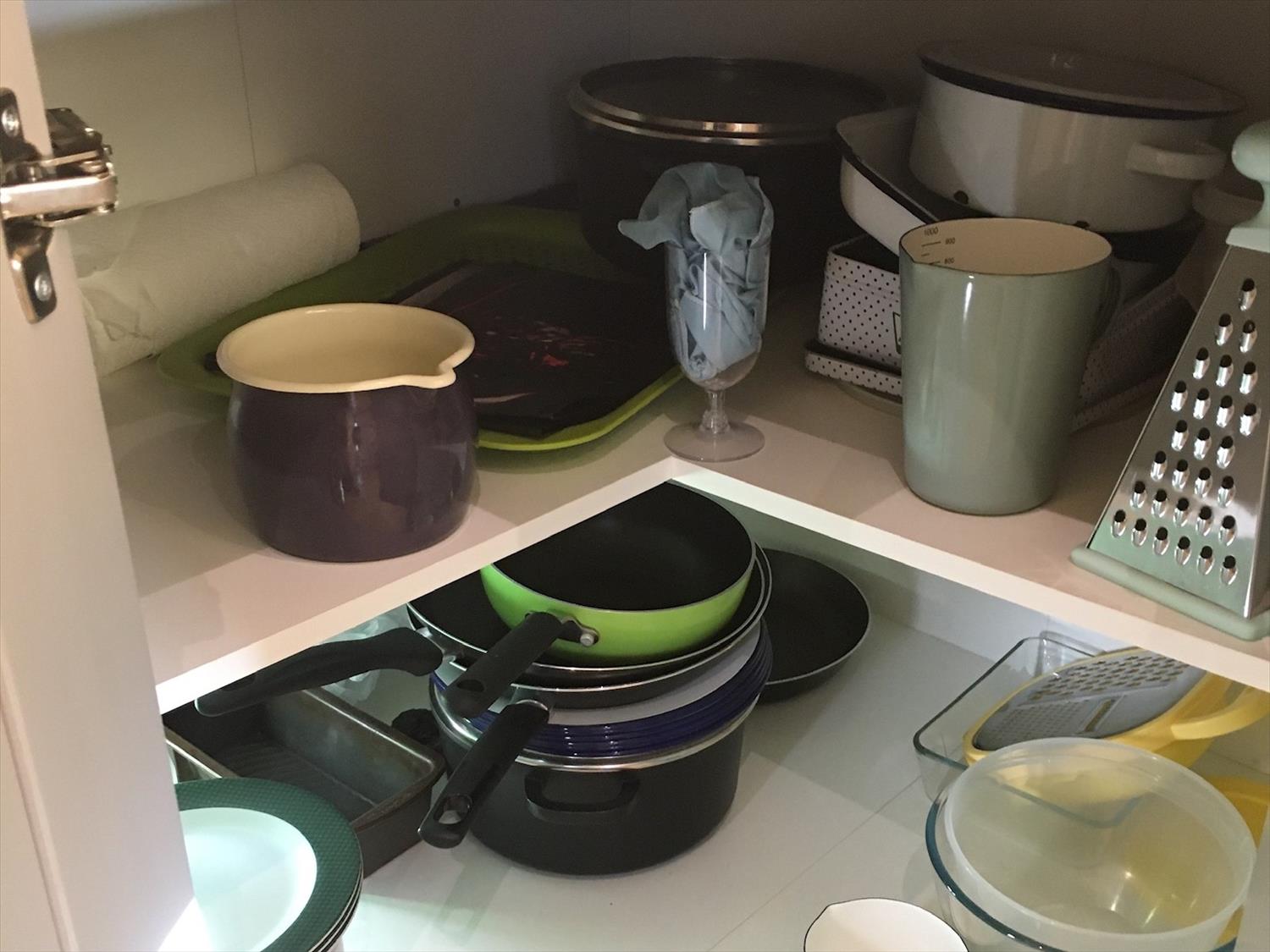 Pots and pans in kitchen in 9 Melinda Cottage East Runton @NorfolkCoastline